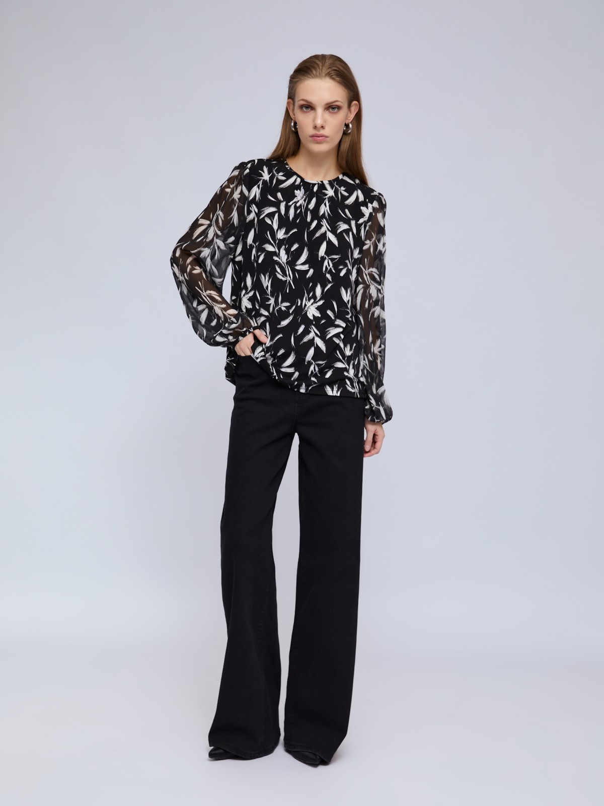 Трикотажная блузка с цветочным принтом и акцентом на рукавах