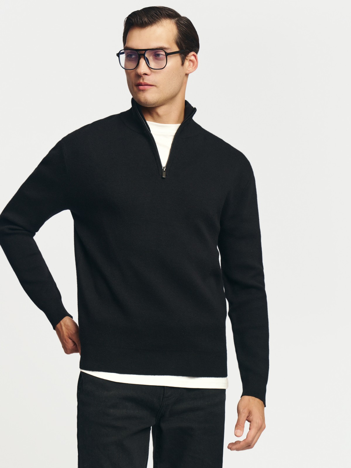 Тонкий трикотажный свитер с горлом на молнии