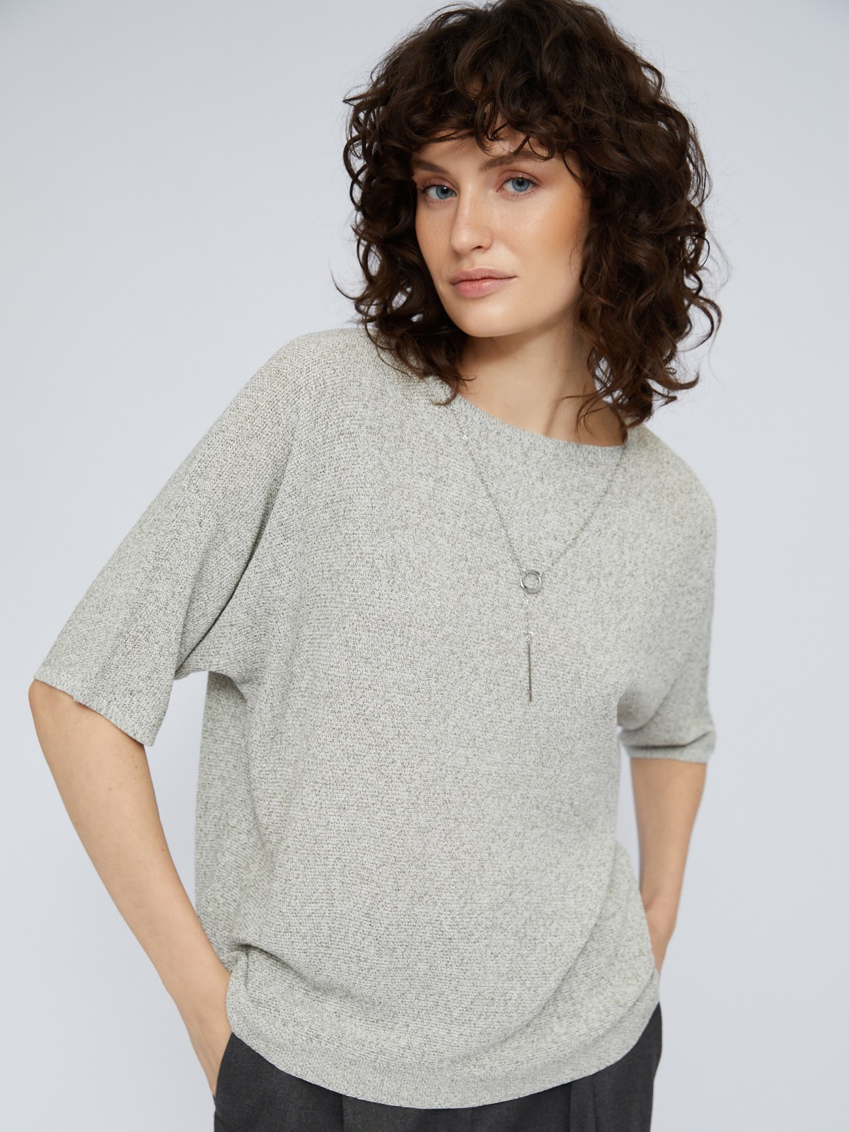 Блестящий джемпер с люрексом и декоративной подвеской