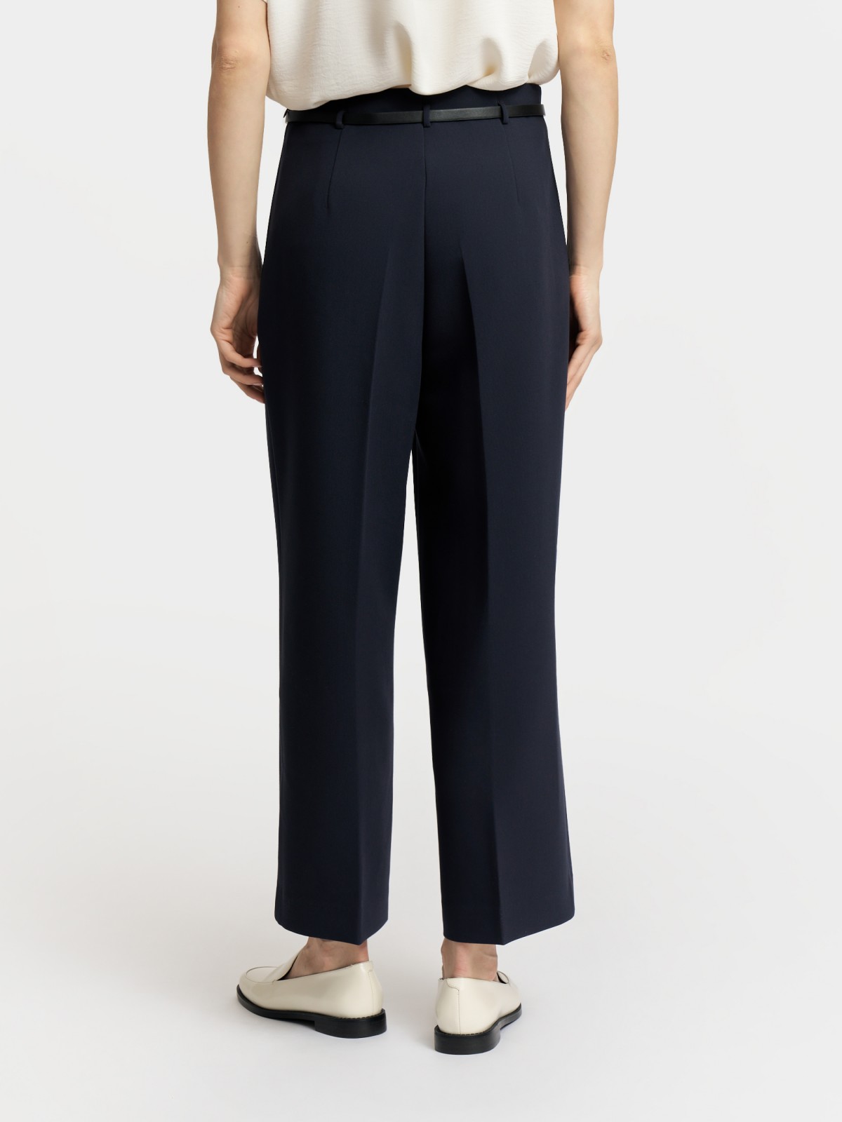 Прямые брюки со стрелками и ремнём