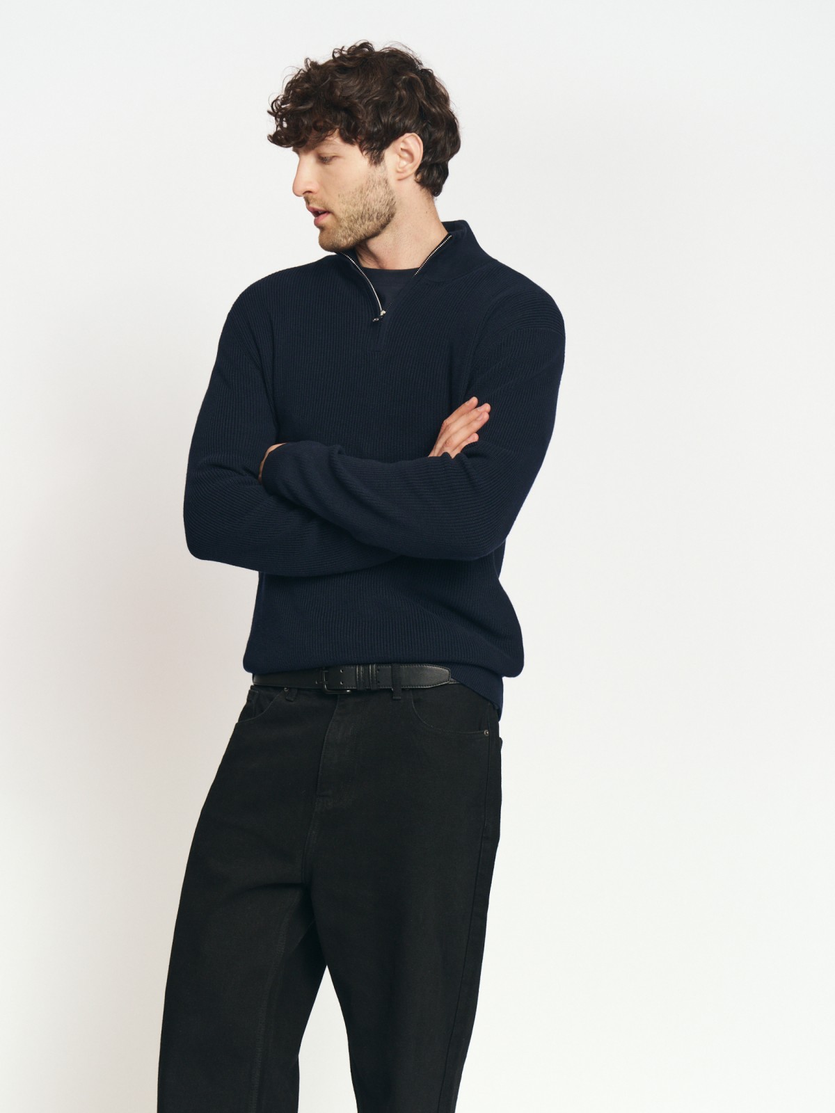 Тонкий вязаный свитер с горлом на молнии 1499₽