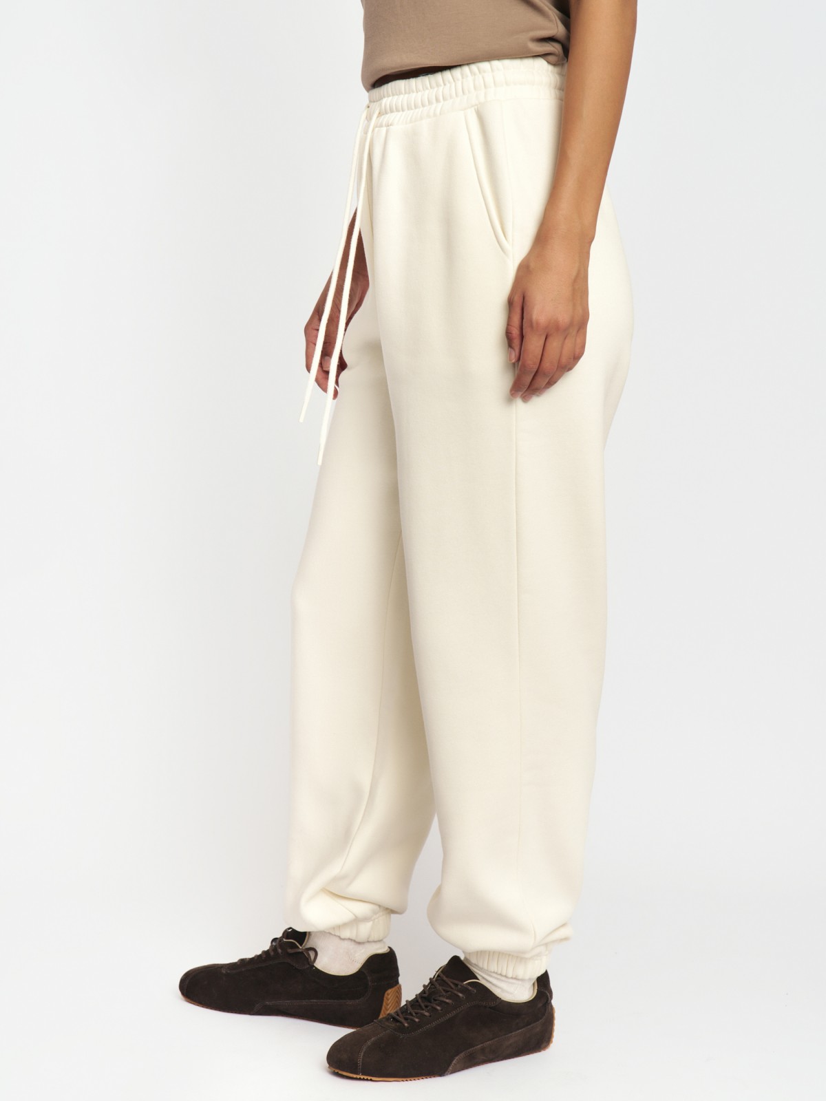 Утеплённые брюки-джоггеры на резинке