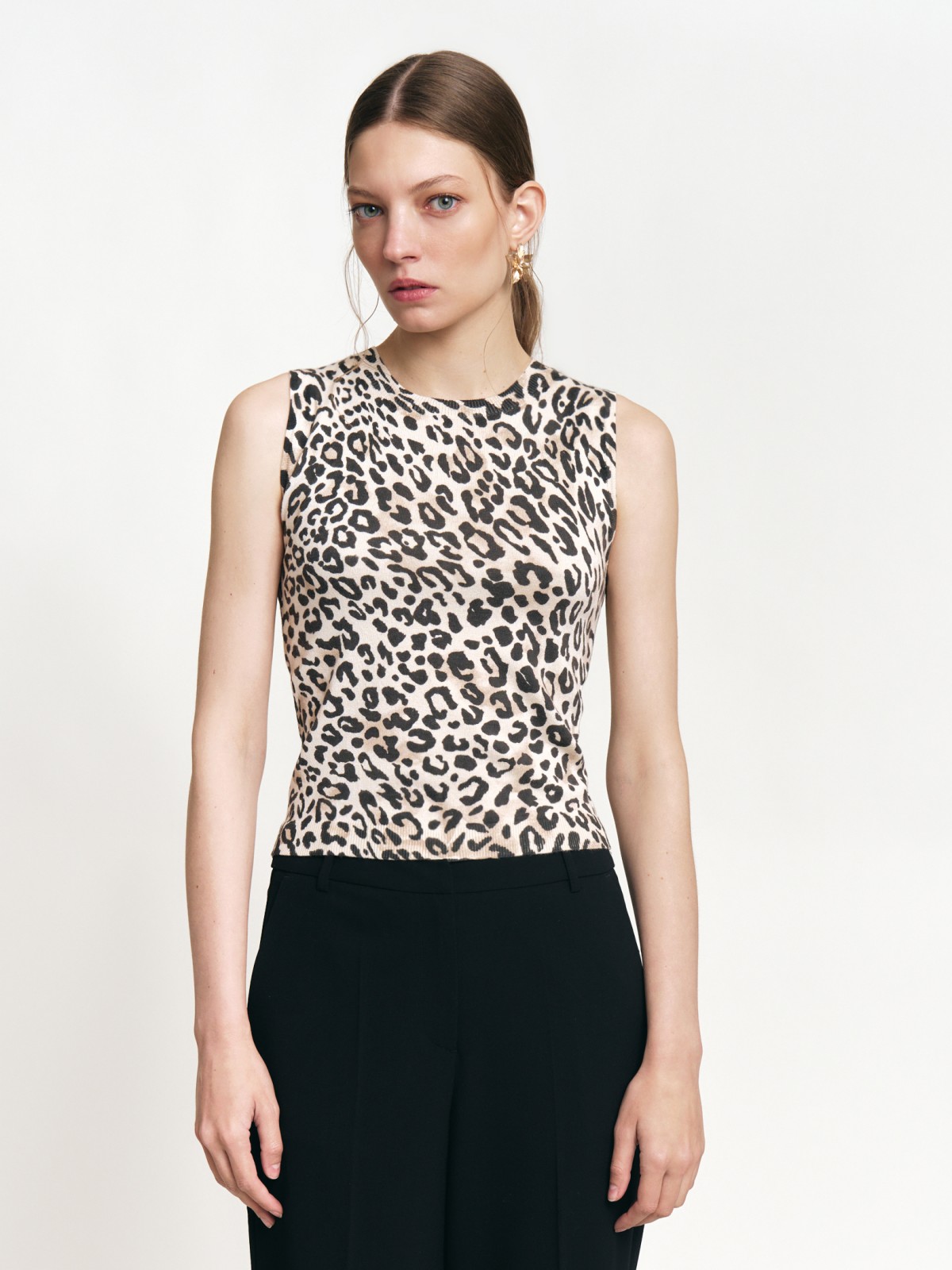 Вязаный трикотажный топ без рукавов