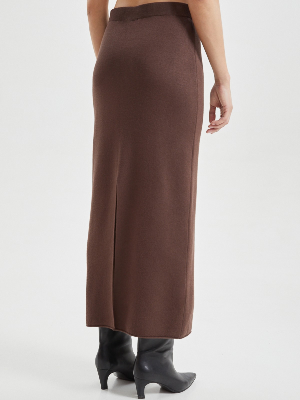 Трикотажная юбка миди с разрезом