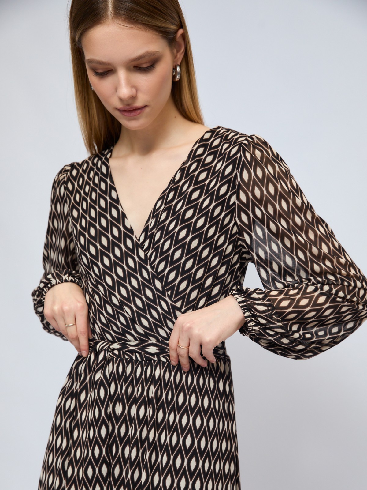 Платье миди из сетки с вырезом на запах и принтом