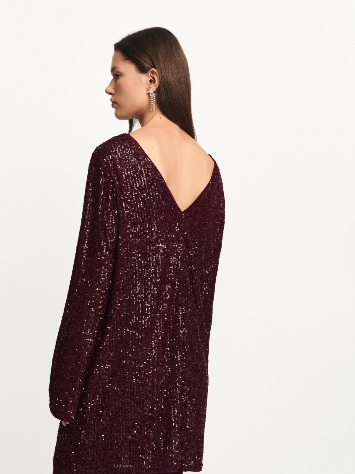 Платье мини с пайетками и вырезом на спине