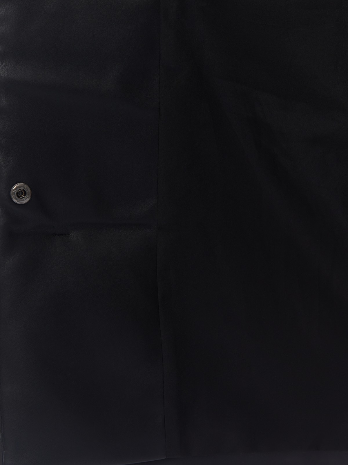 Тёплое пальто из экокожи на синтепоне с воротником-стойкой и поясом