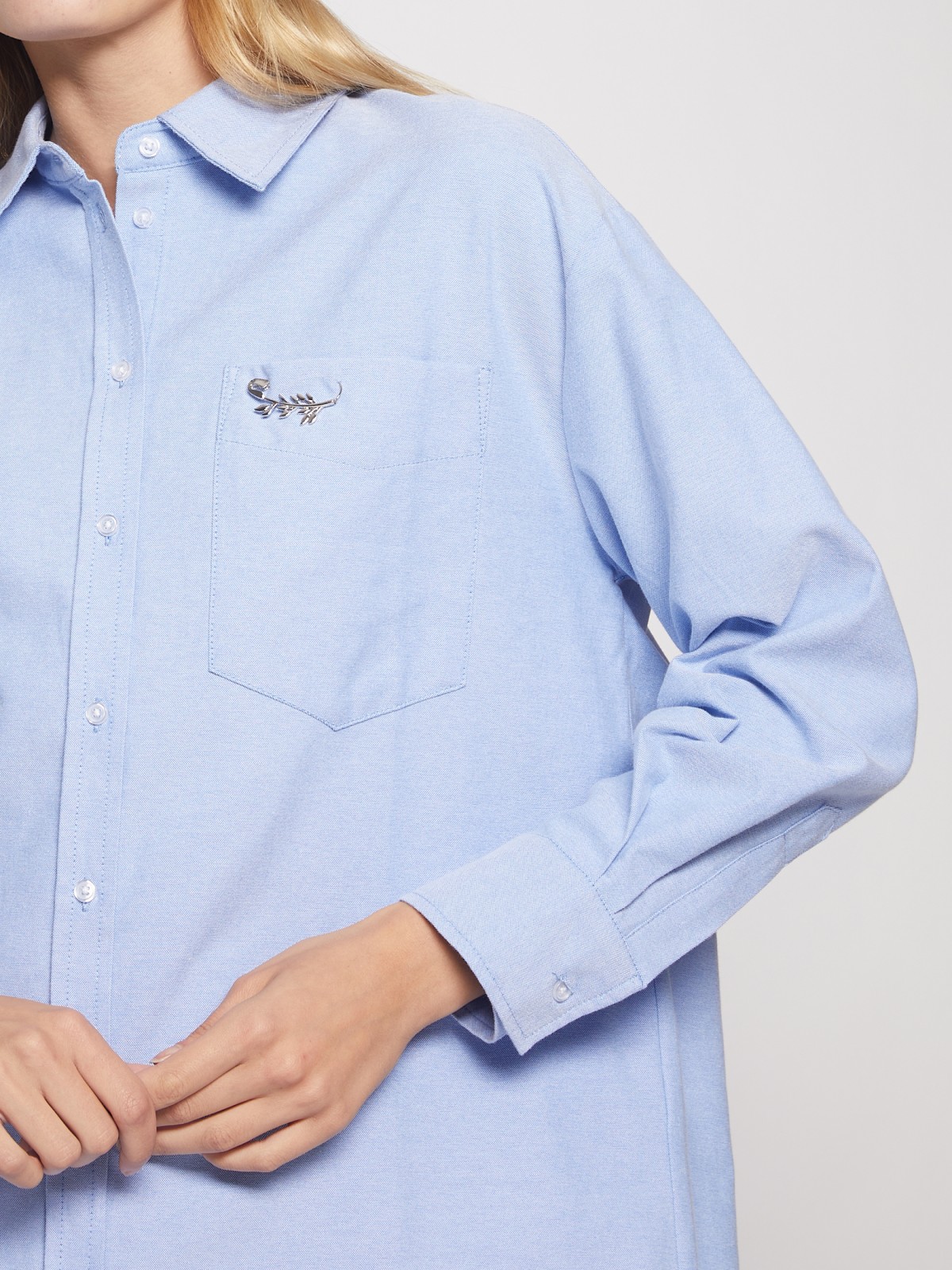 Хлопковая рубашка с брошью zolla 02143114Y011, цвет светло-голубой, размер XS - фото 5