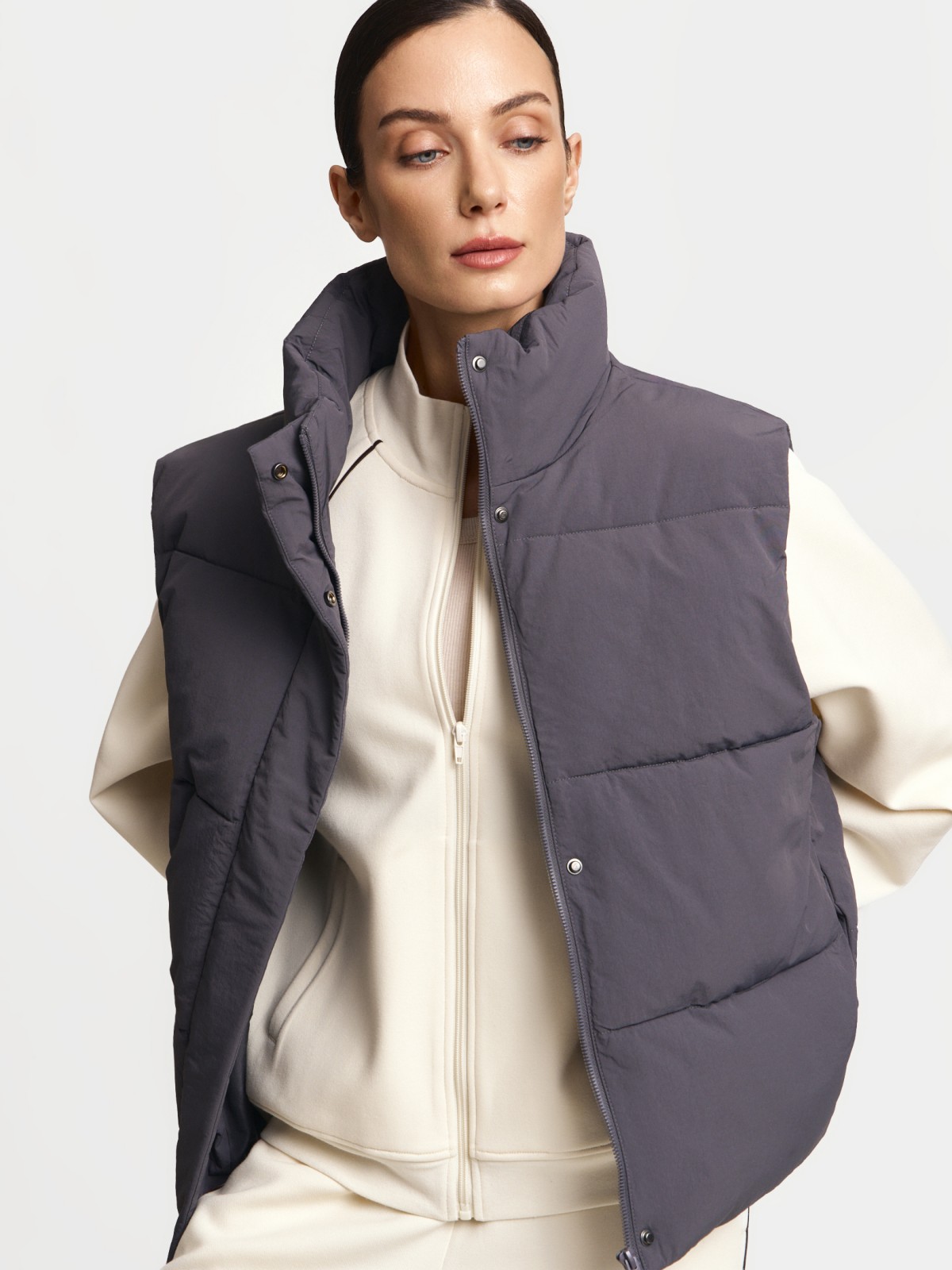 Тёплый стёганый жилет с горлом