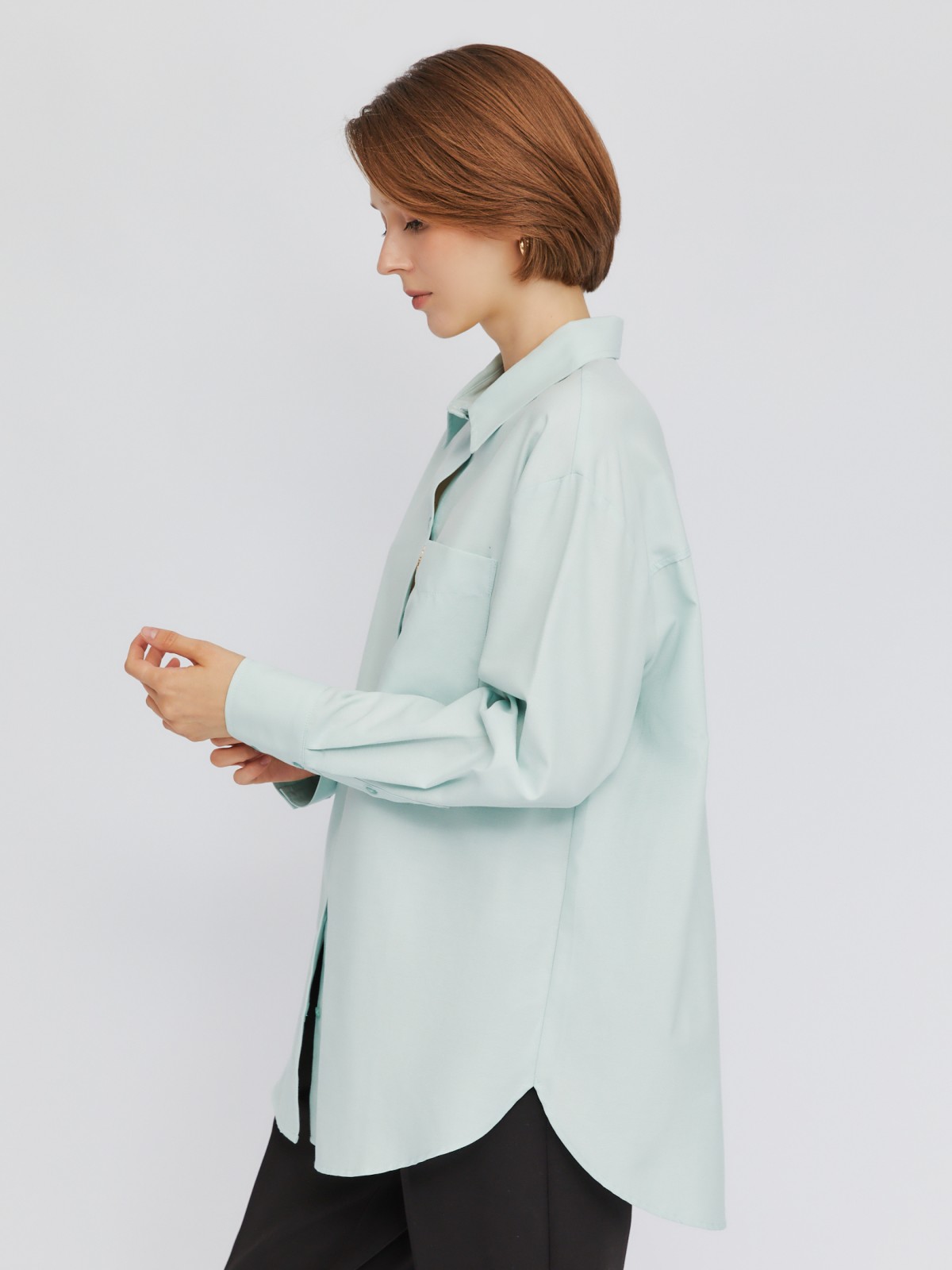 Рубашка оверсайз силуэта с металлическим значком-нашивкой