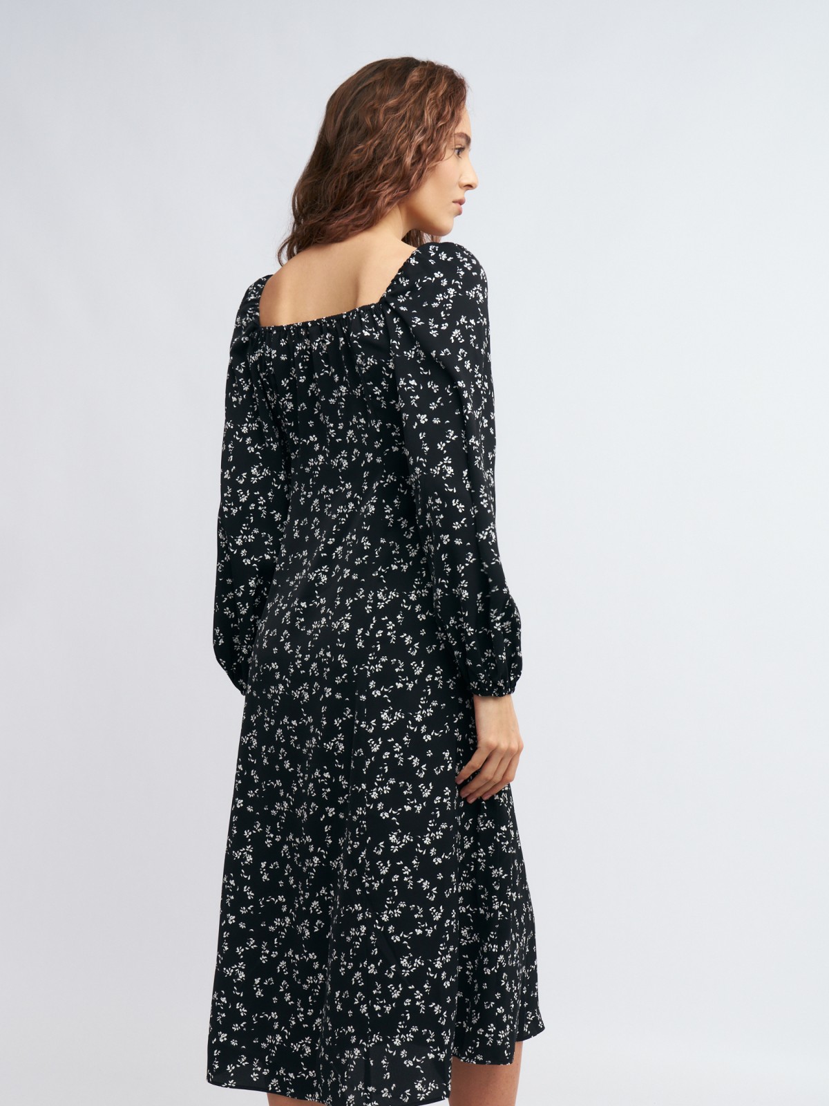 Платье миди с открытыми плечами и разрезом