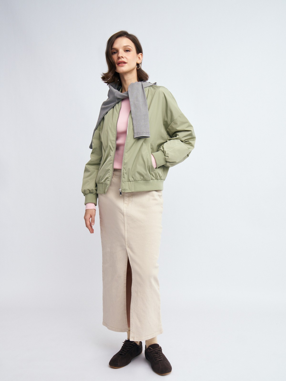 Короткая куртка-бомбер без утеплителя