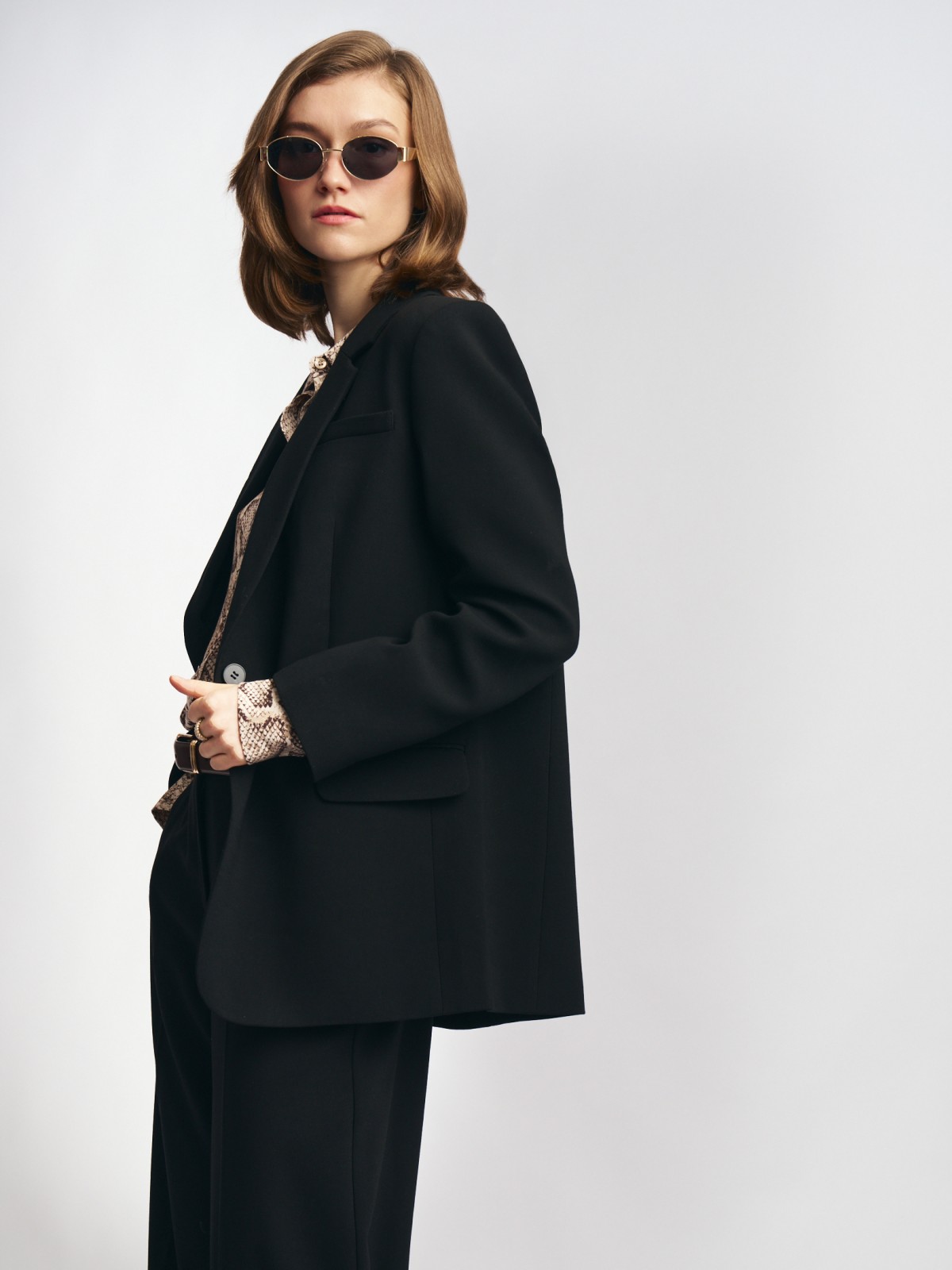 Однобортный жакет прямого силуэта на пуговице