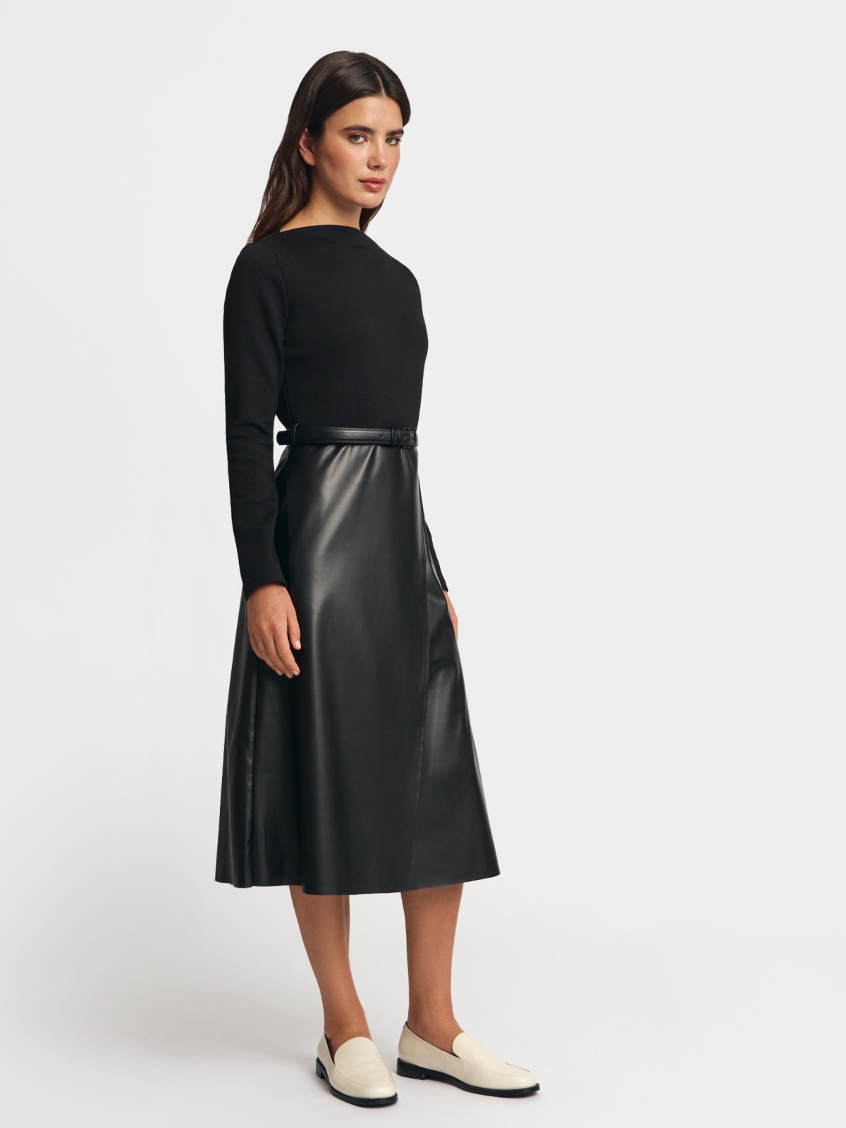 Комбинированное платье миди с запахом и поясом