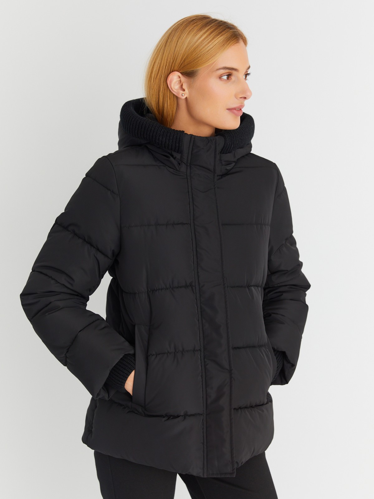 Тёплая стёганая куртка с капюшоном и внутренними манжетами-риб zolla 023345102064, цвет черный, размер S - фото 4