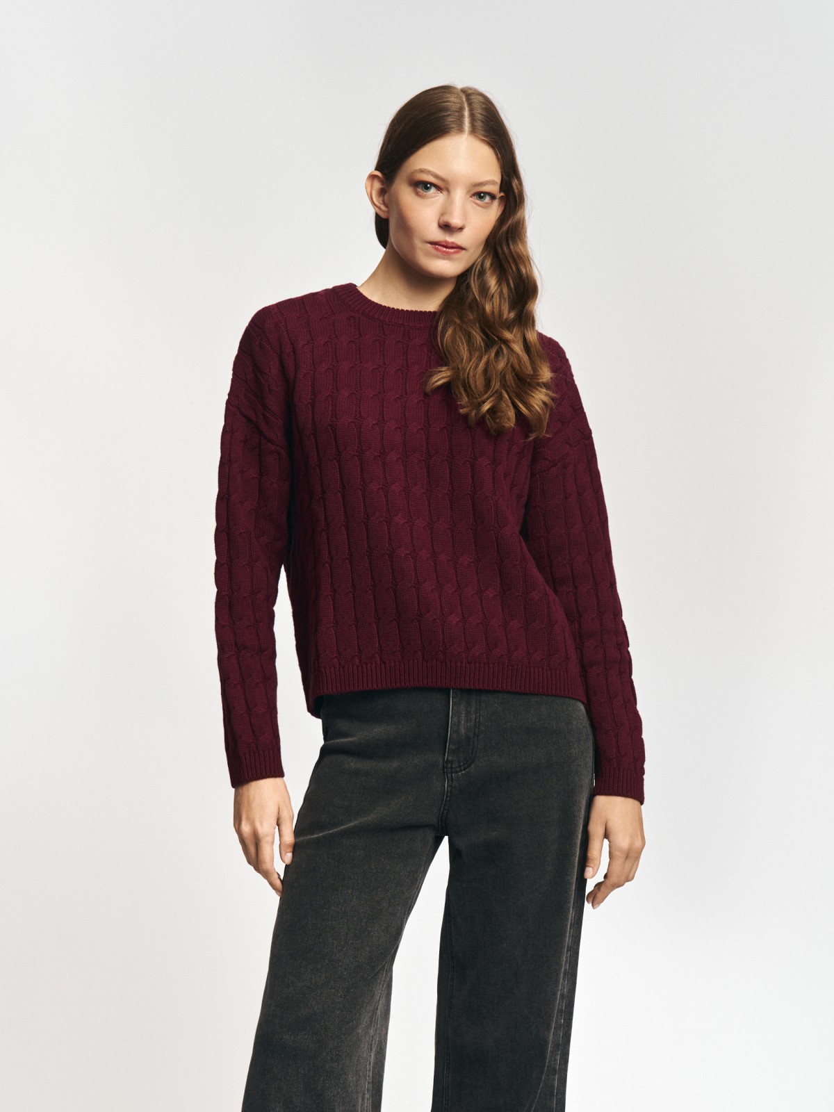 Вязаный джемпер с узором косы