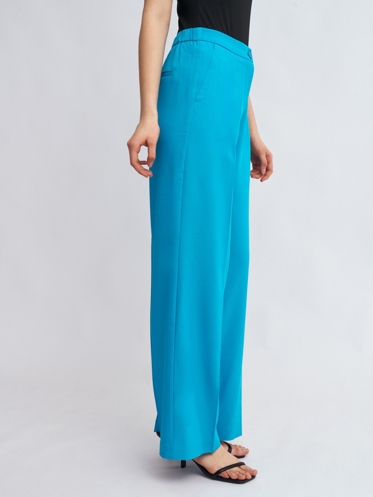 Прямые брюки на резинке со стрелками