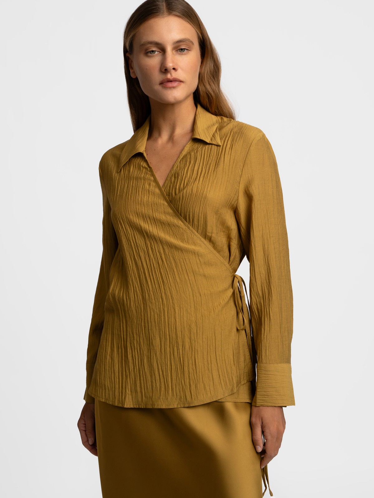 Приталенная блузка на запах с длинным рукавом