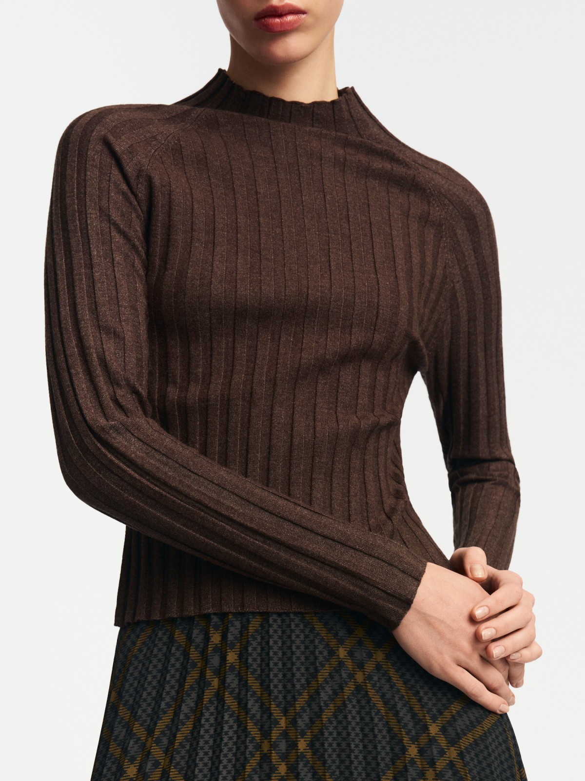 Трикотажный свитер-водолазка с горлом