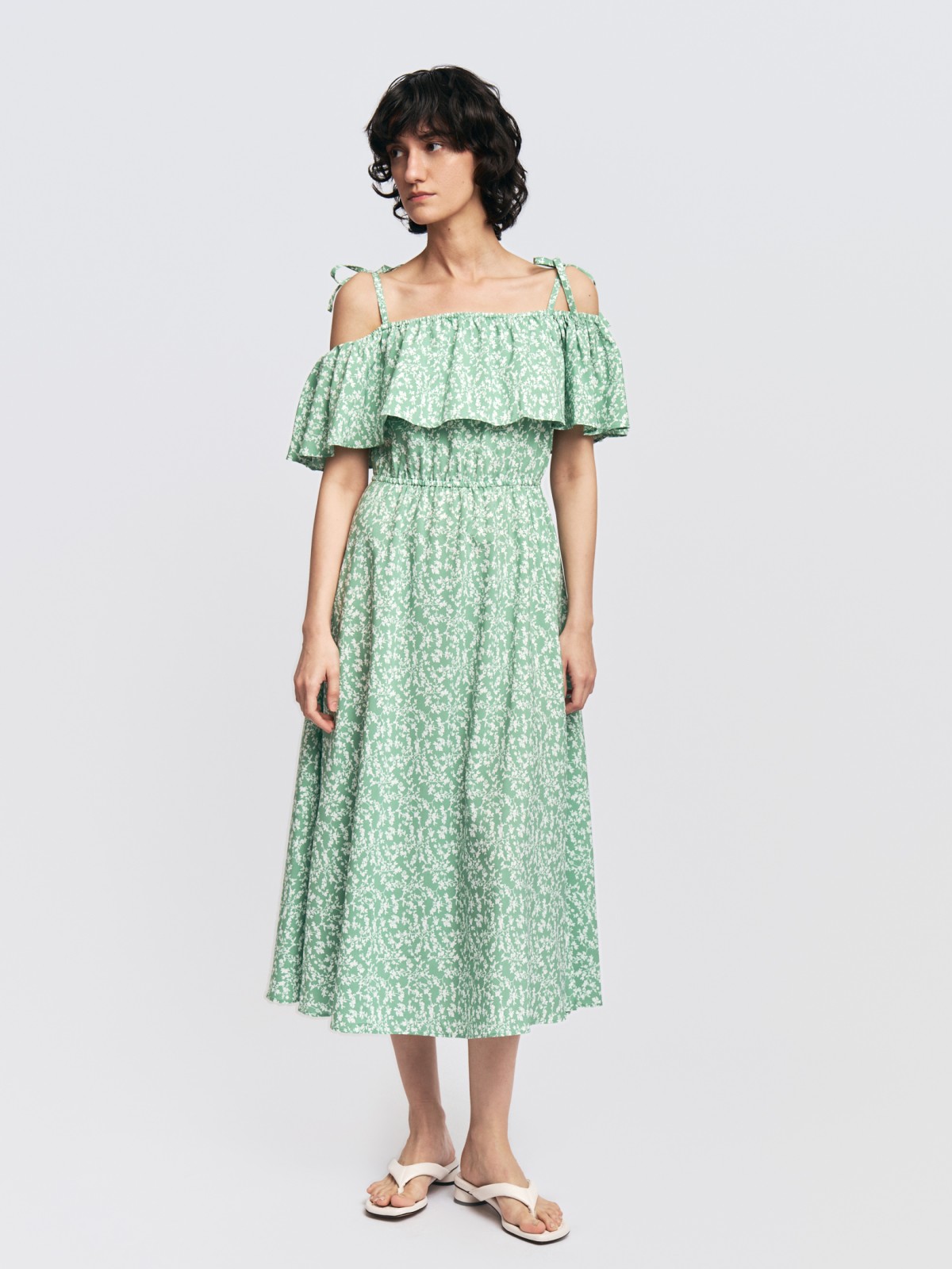 Платье-сарафан с открытыми плечами и разрезом