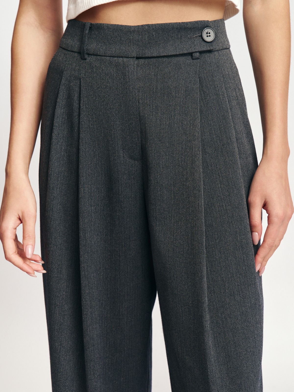 Офисные брюки фасона Carrot с защипами