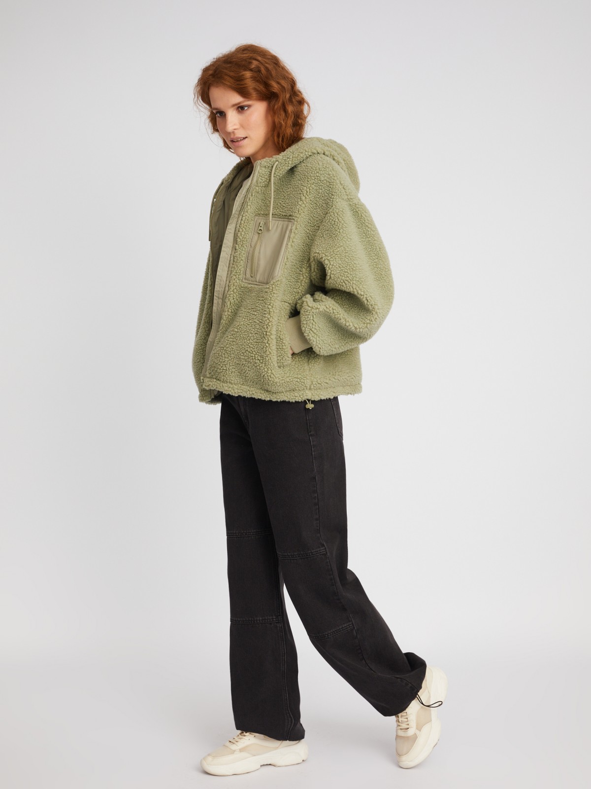 Тёплая шуба-бомбер оверсайз силуэта из искусственного меха с капюшоном