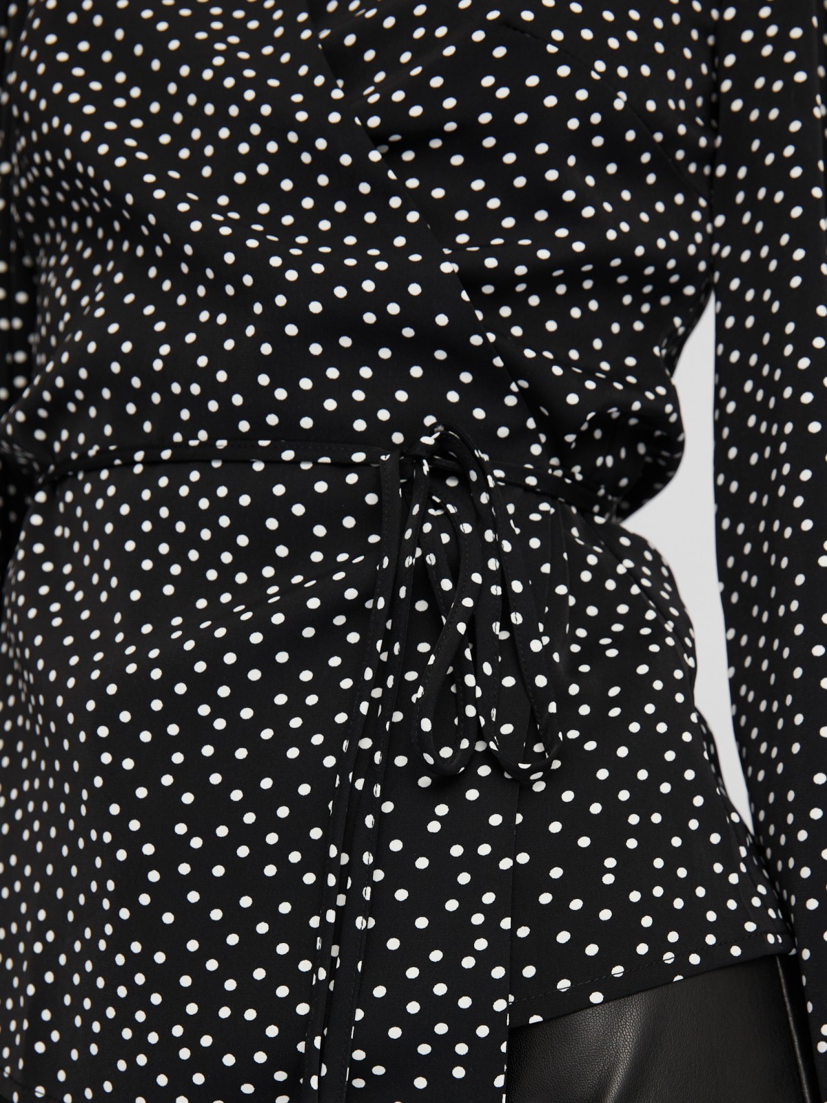Блузка на запах с объёмным рукавом и принтом в горошек zolla 024111159191, цвет черный, размер XS - фото 4