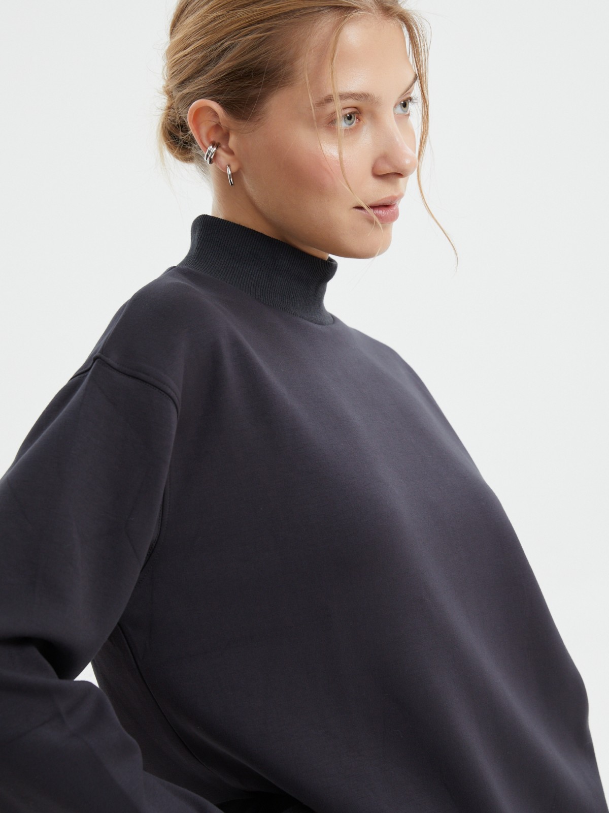 Свитшот с воротником-стойкой