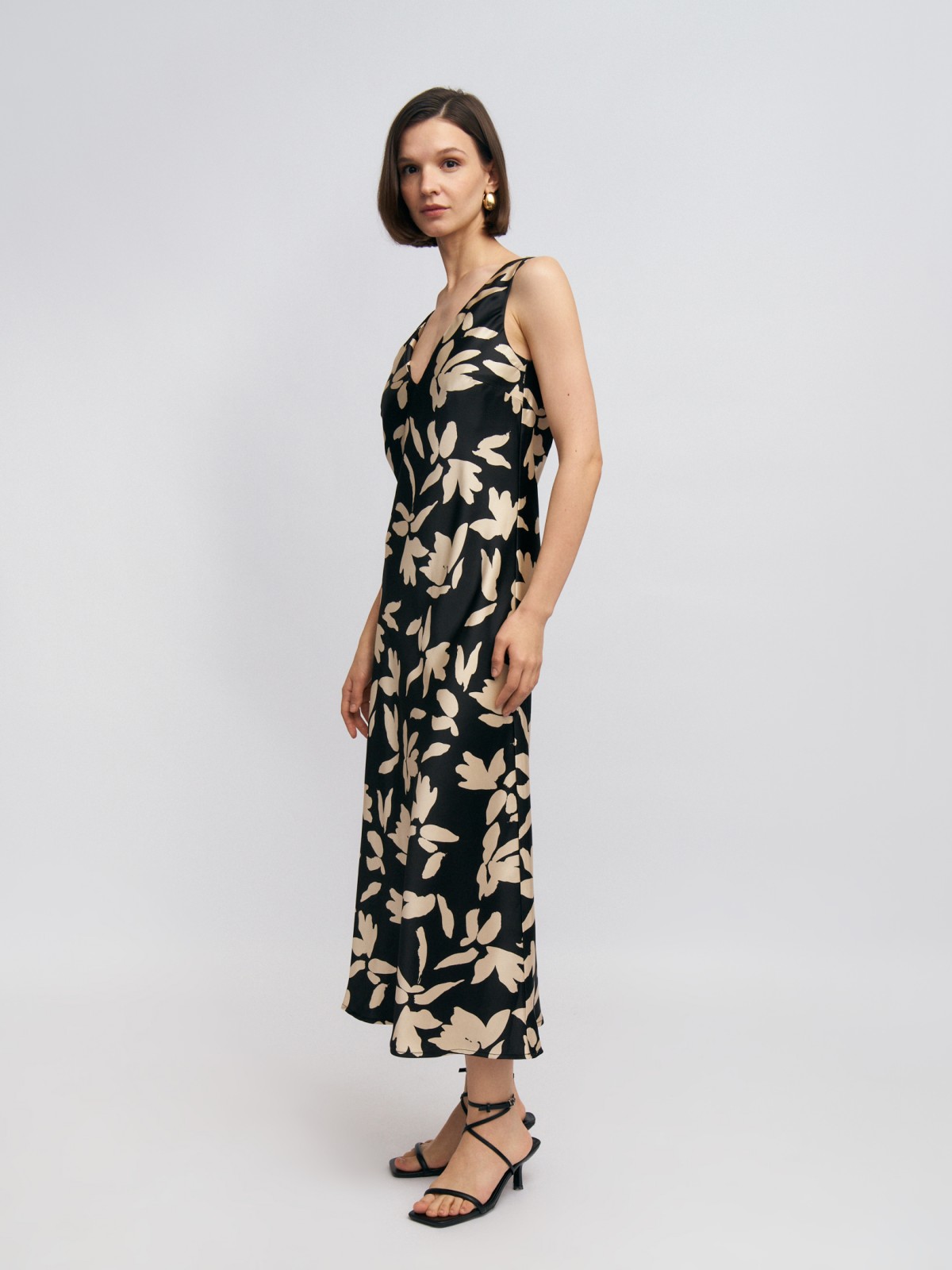 Атласное платье-комбинация миди с вырезом