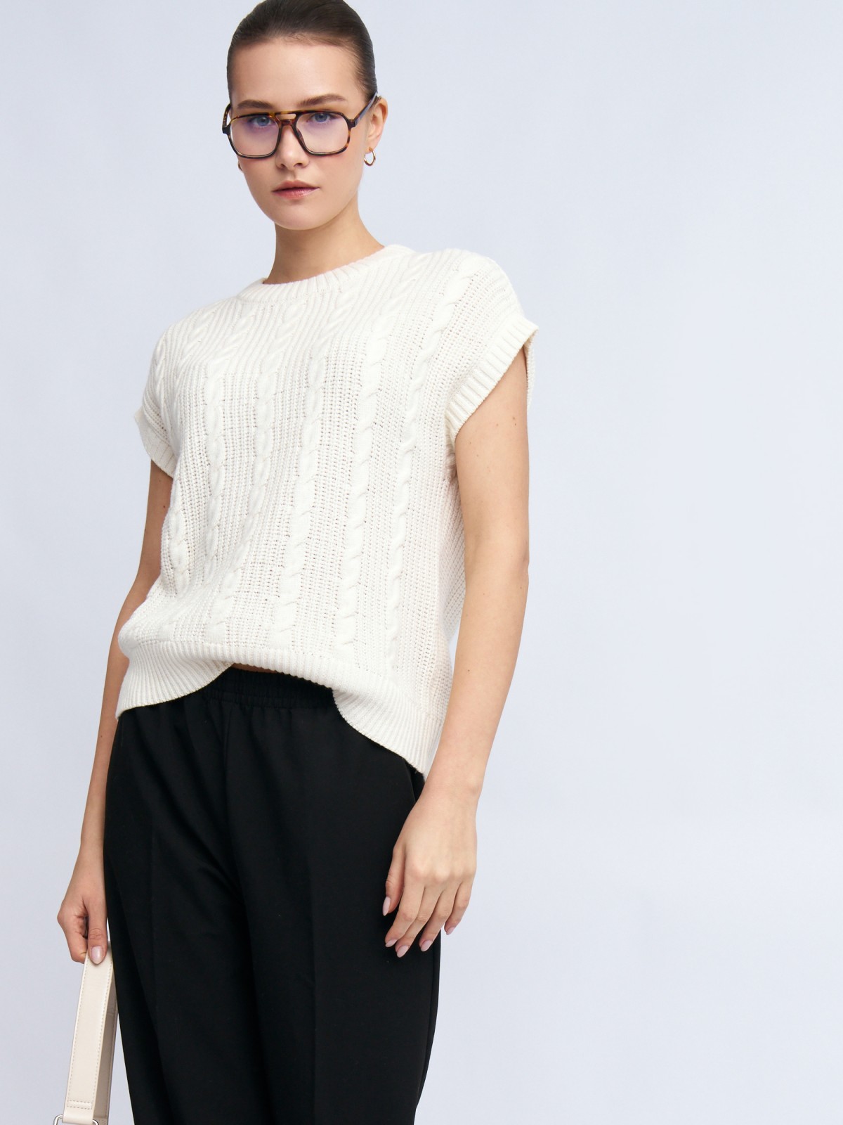 Вязаный жилет без рукавов с узором косы