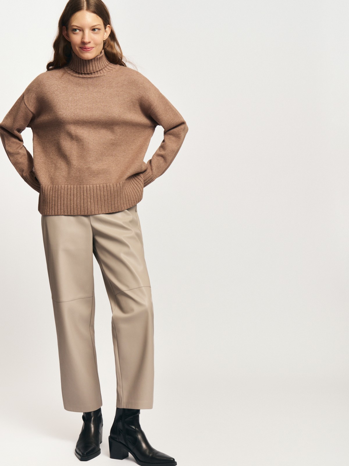 Брюки из экокожи с поясом на резинке