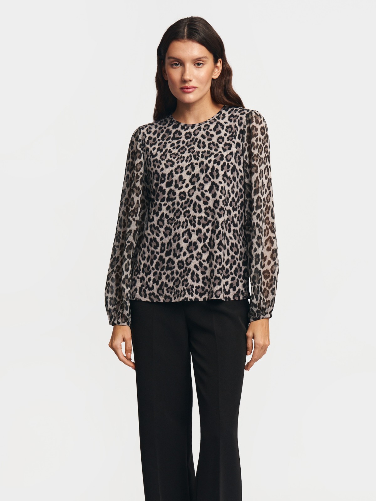 Леопардовая блузка с акцентом на рукавах