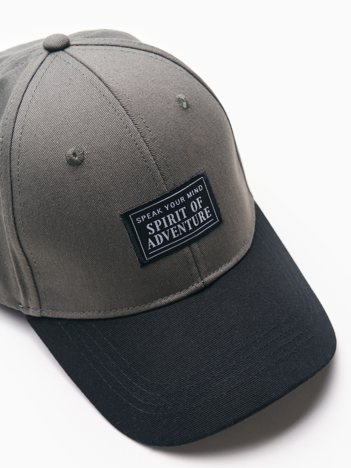 Бейсболка из хлопка с козырьком