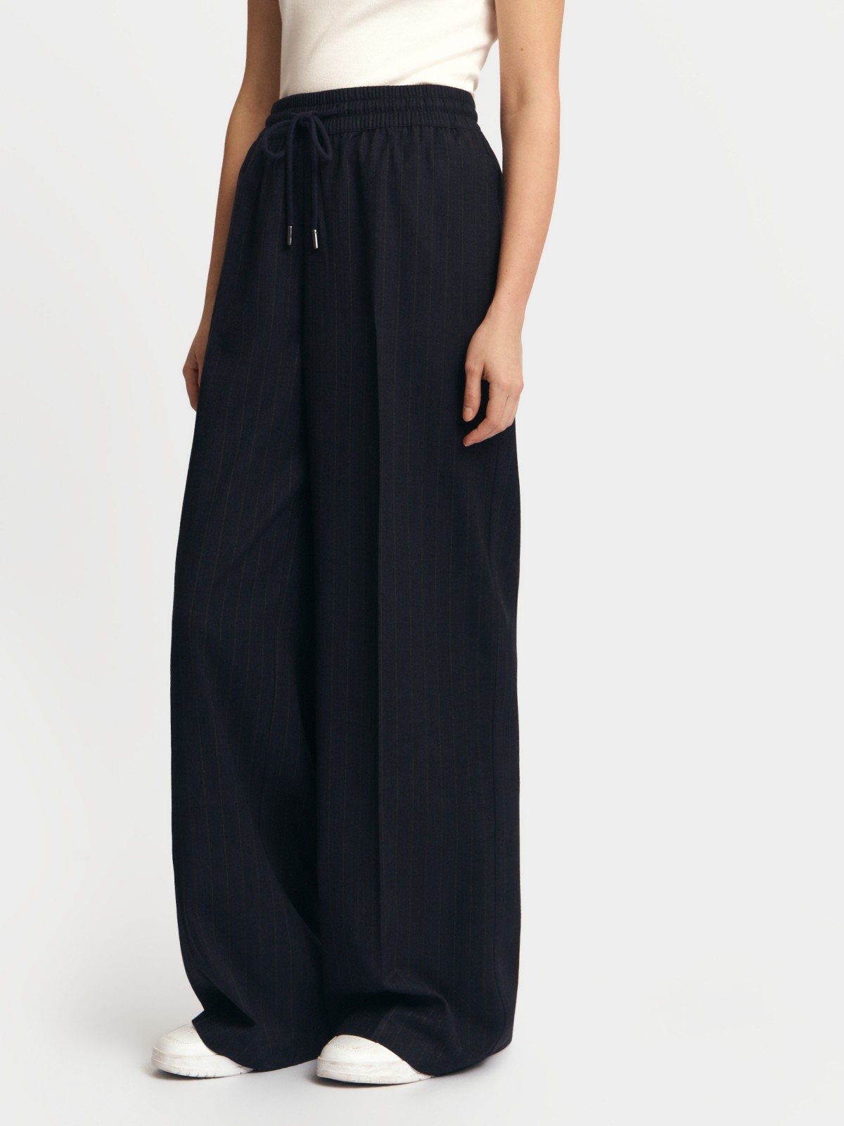 Брюки прямого фасона на резинке со стрелками