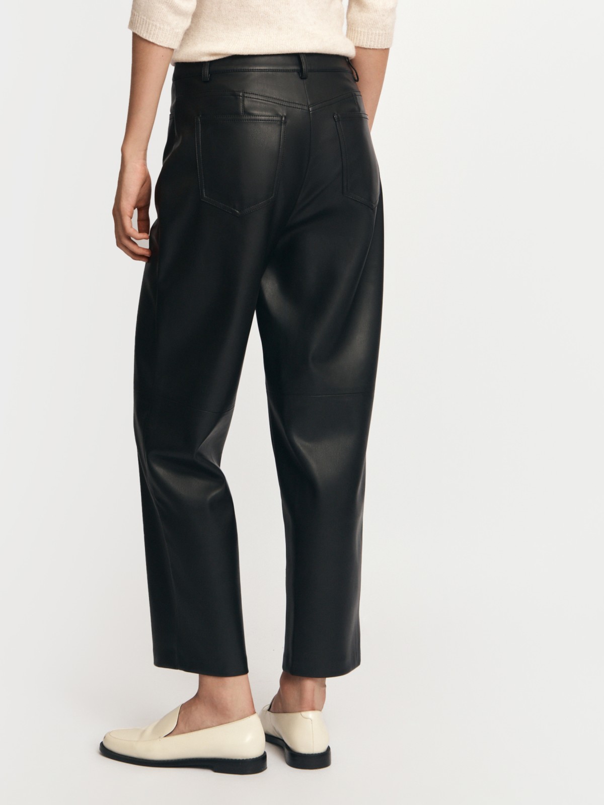 Зауженные брюки из экокожи