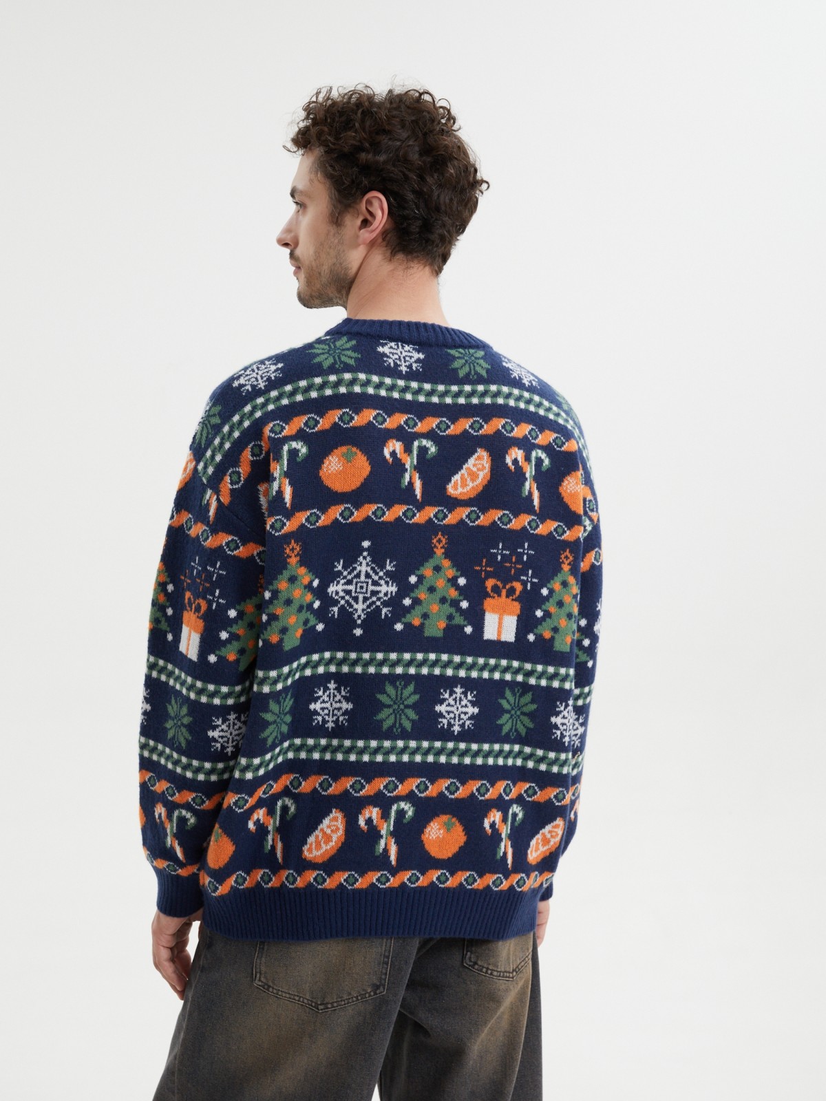 Вязаный джемпер с новогодним узором