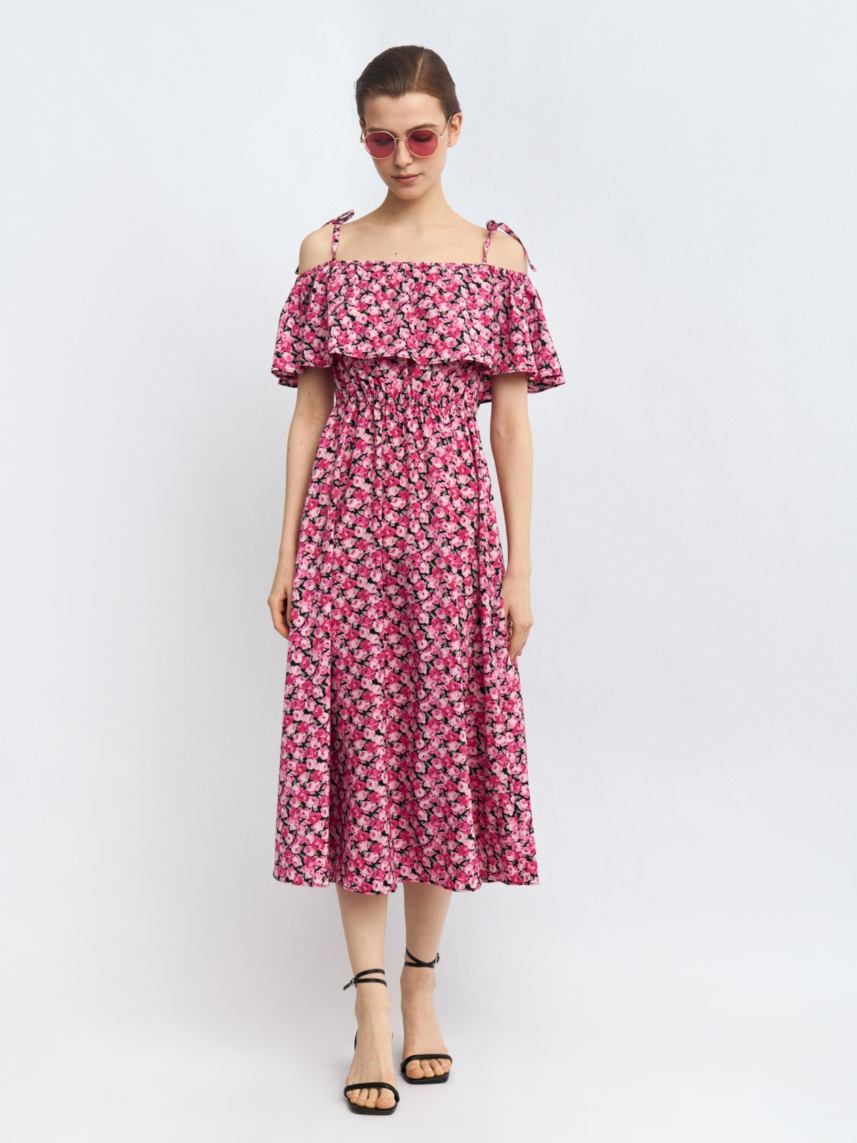 Платье-сарафан с открытыми плечами и разрезом