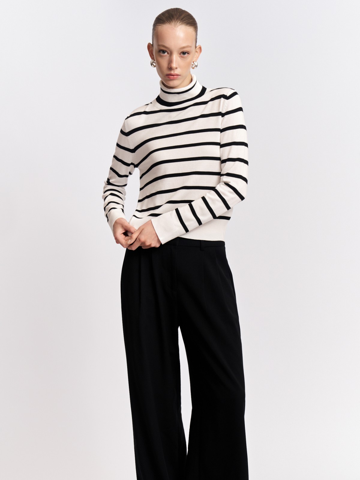 Тонкий свитер-водолазка в полоску