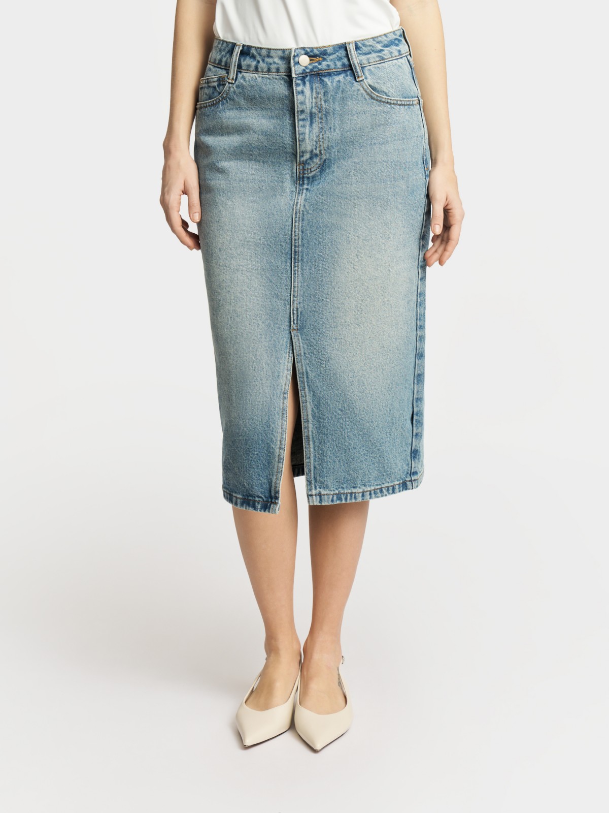 Прямая джинсовая юбка миди с разрезом