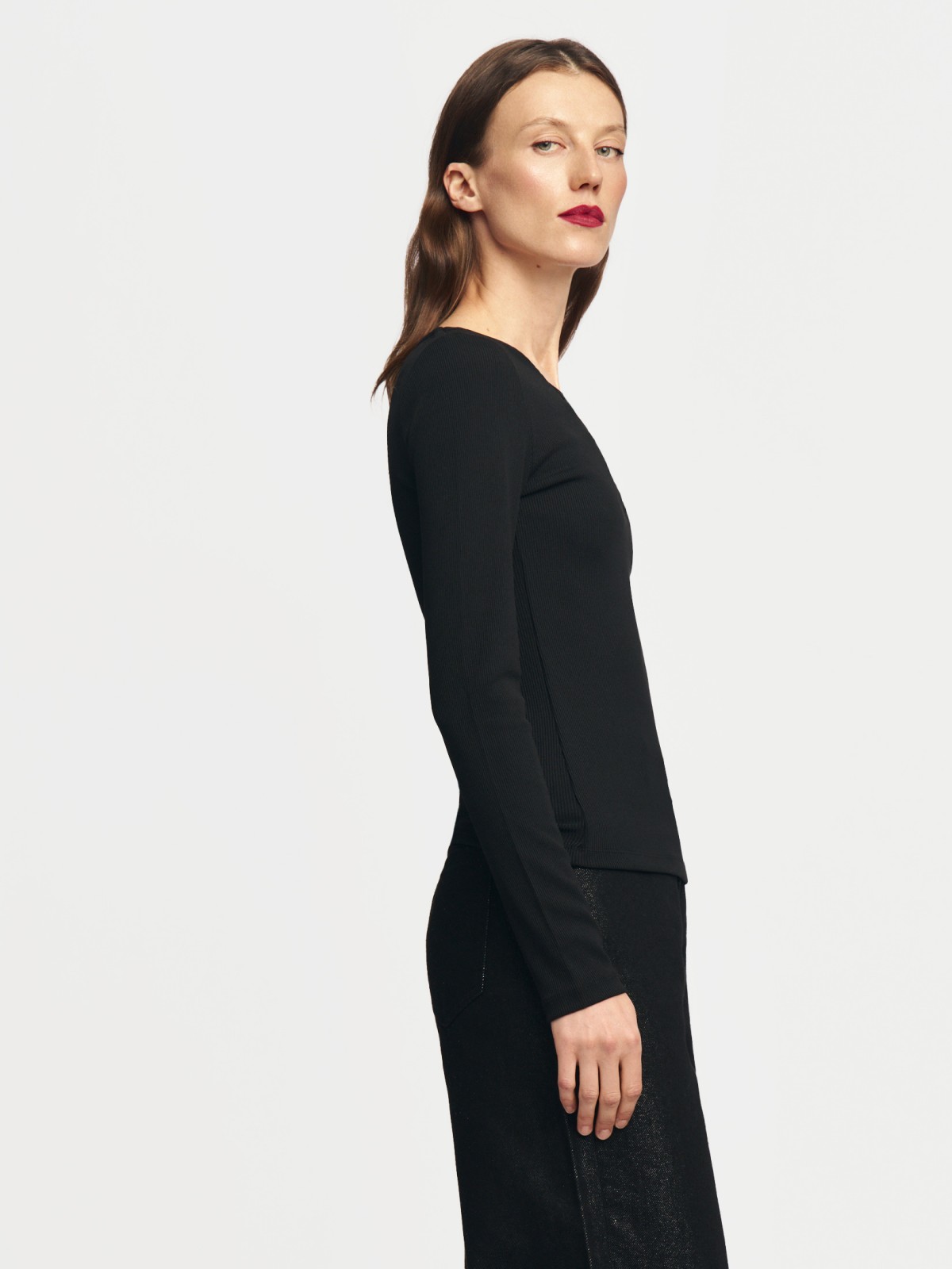 Блузка-лонгслив с вырезом и акцентной шнуровкой на груди