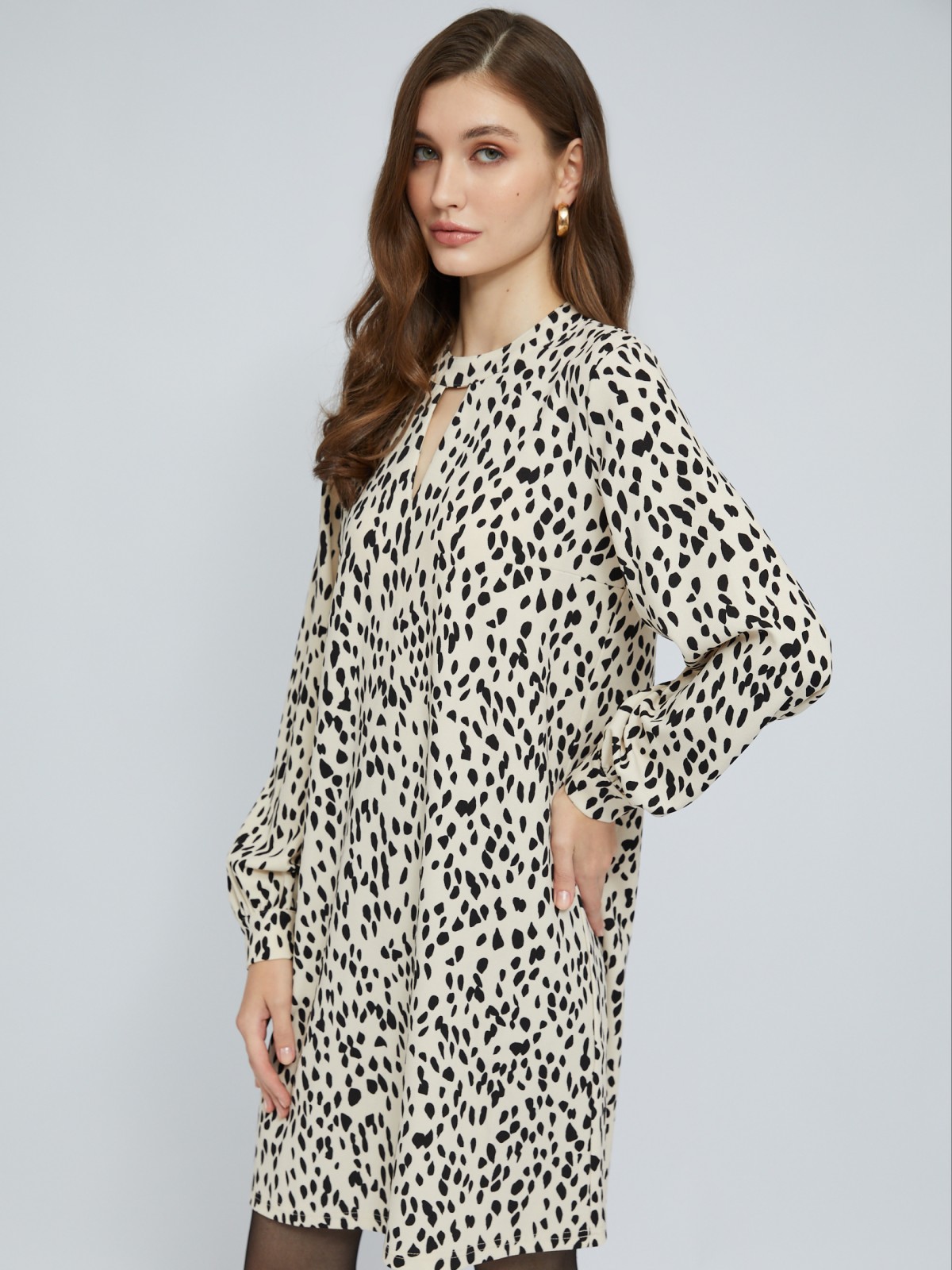 Платье длины мини с чокером и принтом