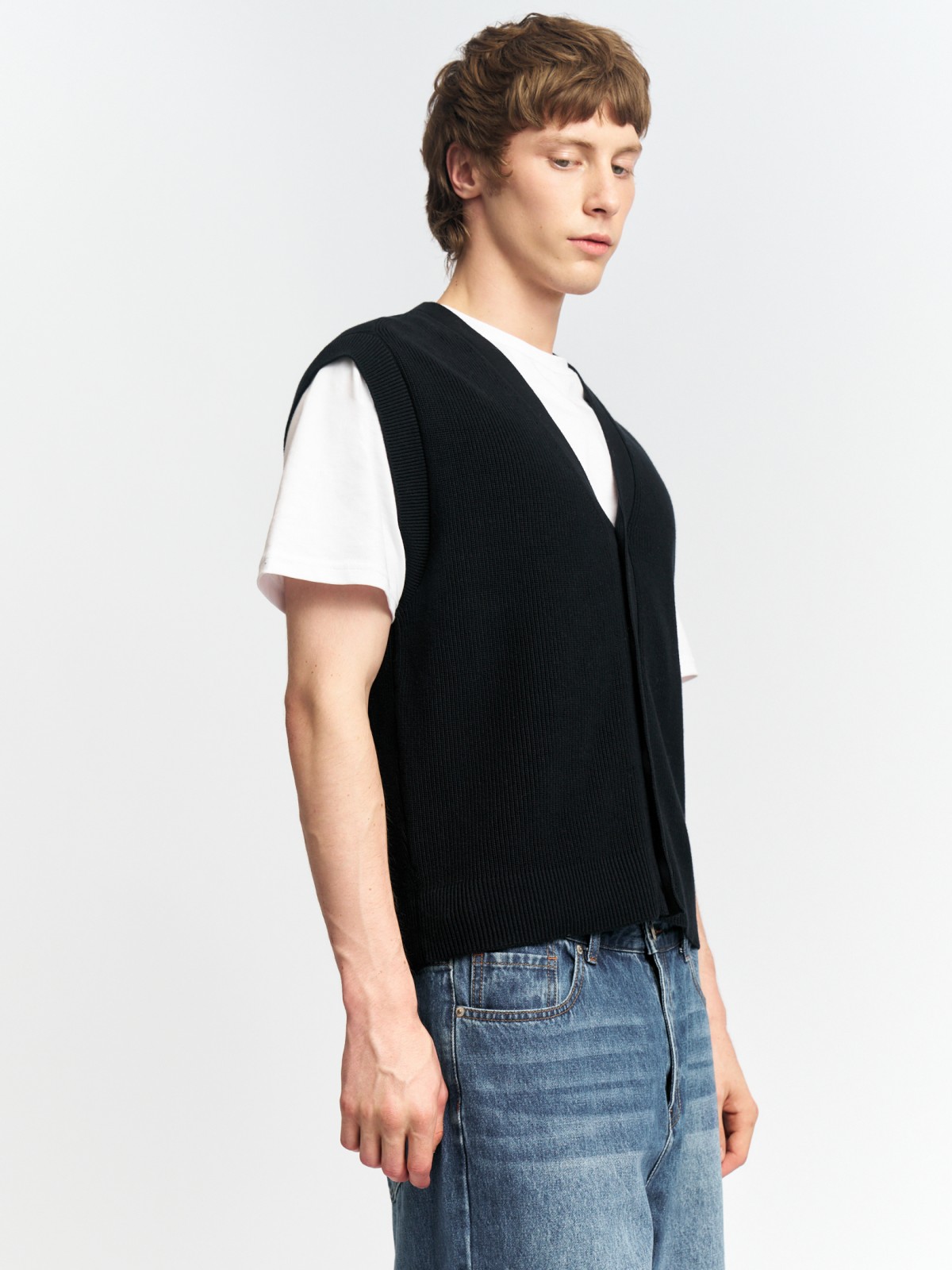 Вязаный жилет на пуговицах с воротником и карманами