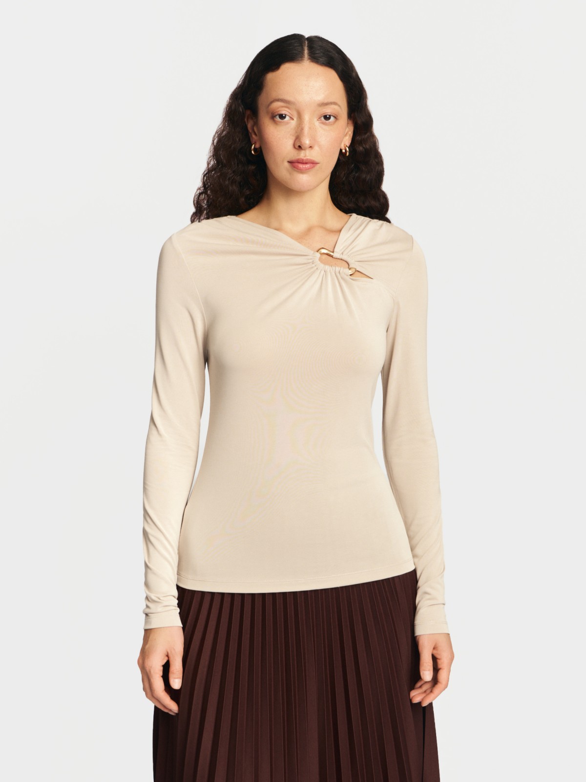 Лонгслив с акцентным вырезом