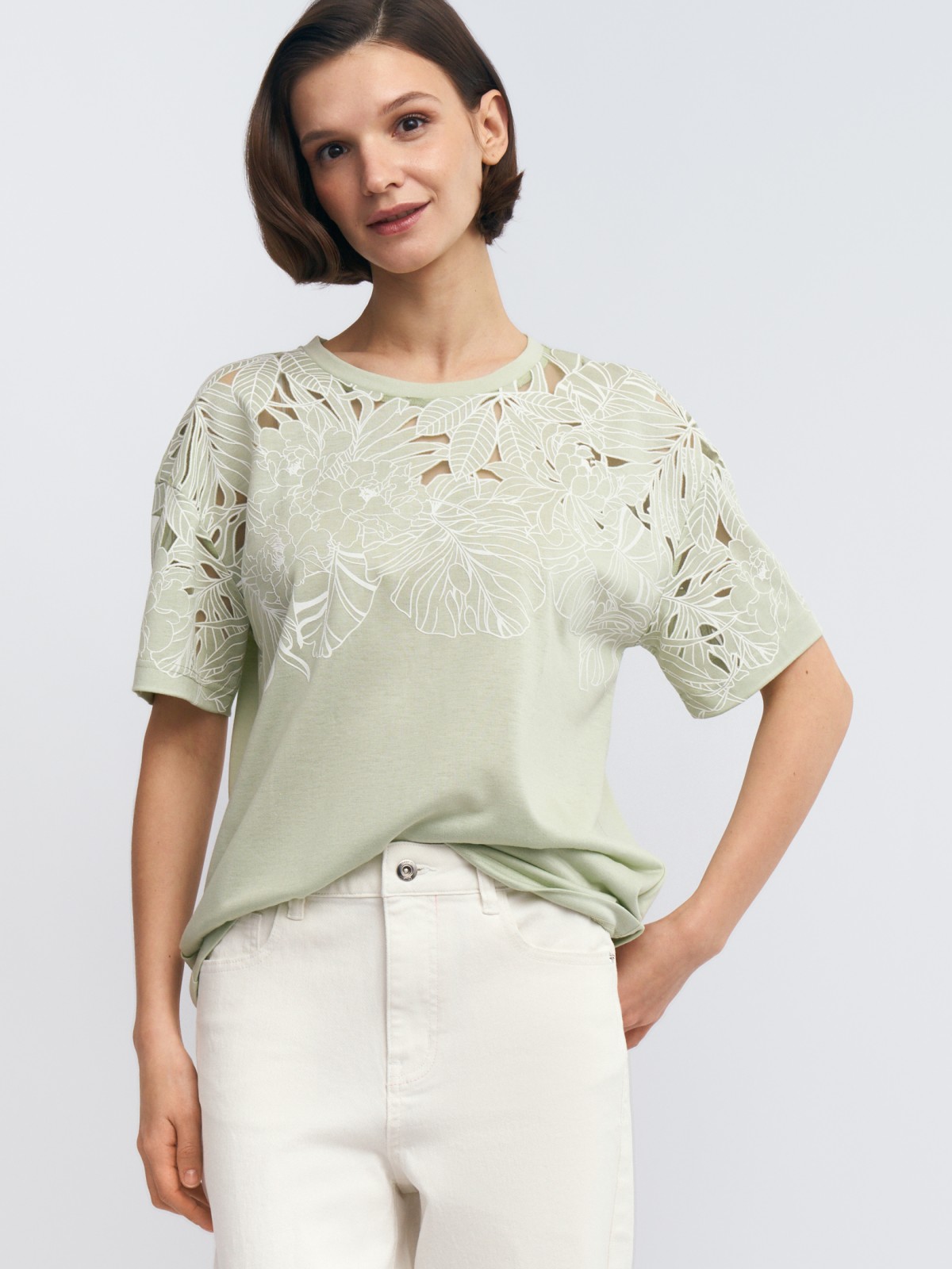 Футболка с ажурным узором на кокетке и рукавах