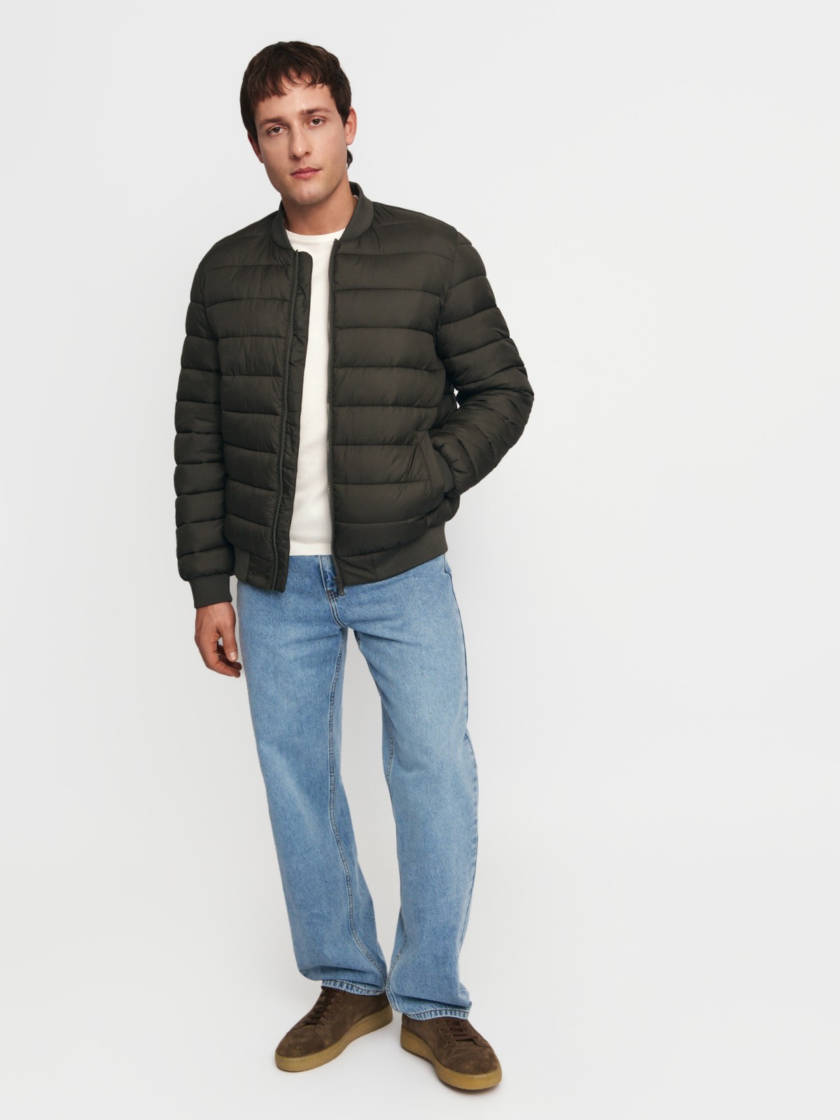 Лёгкая утеплённая куртка-бомбер с воротником-стойкой