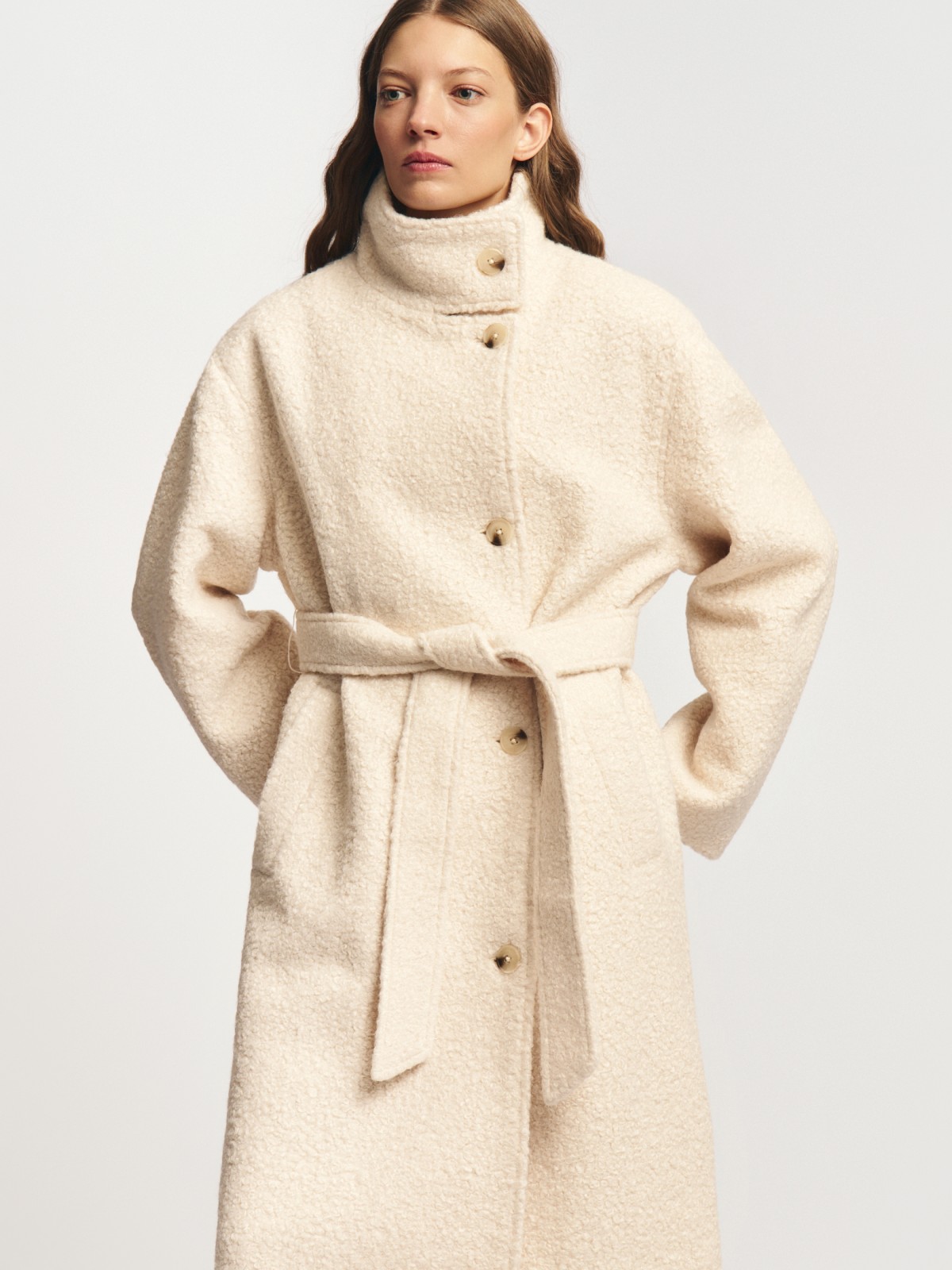 Тёплое пальто букле с горлом и поясом
