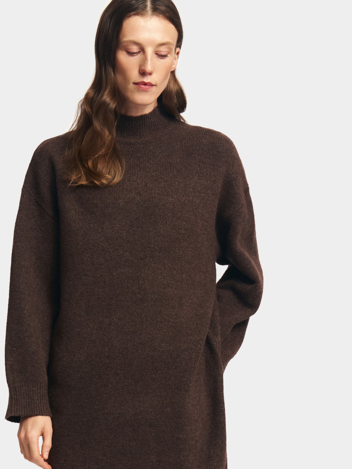 Вязаное платье-свитер с горлом