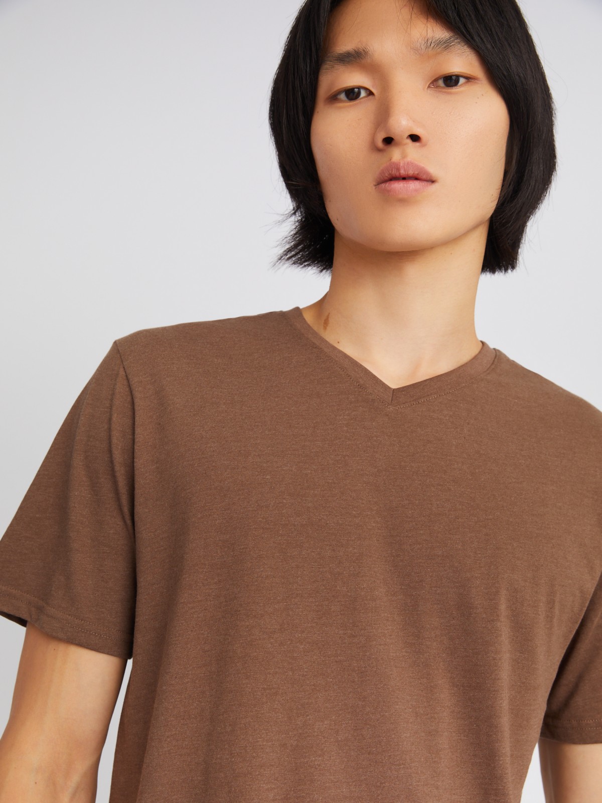 Трикотажная футболка с треугольным вырезом