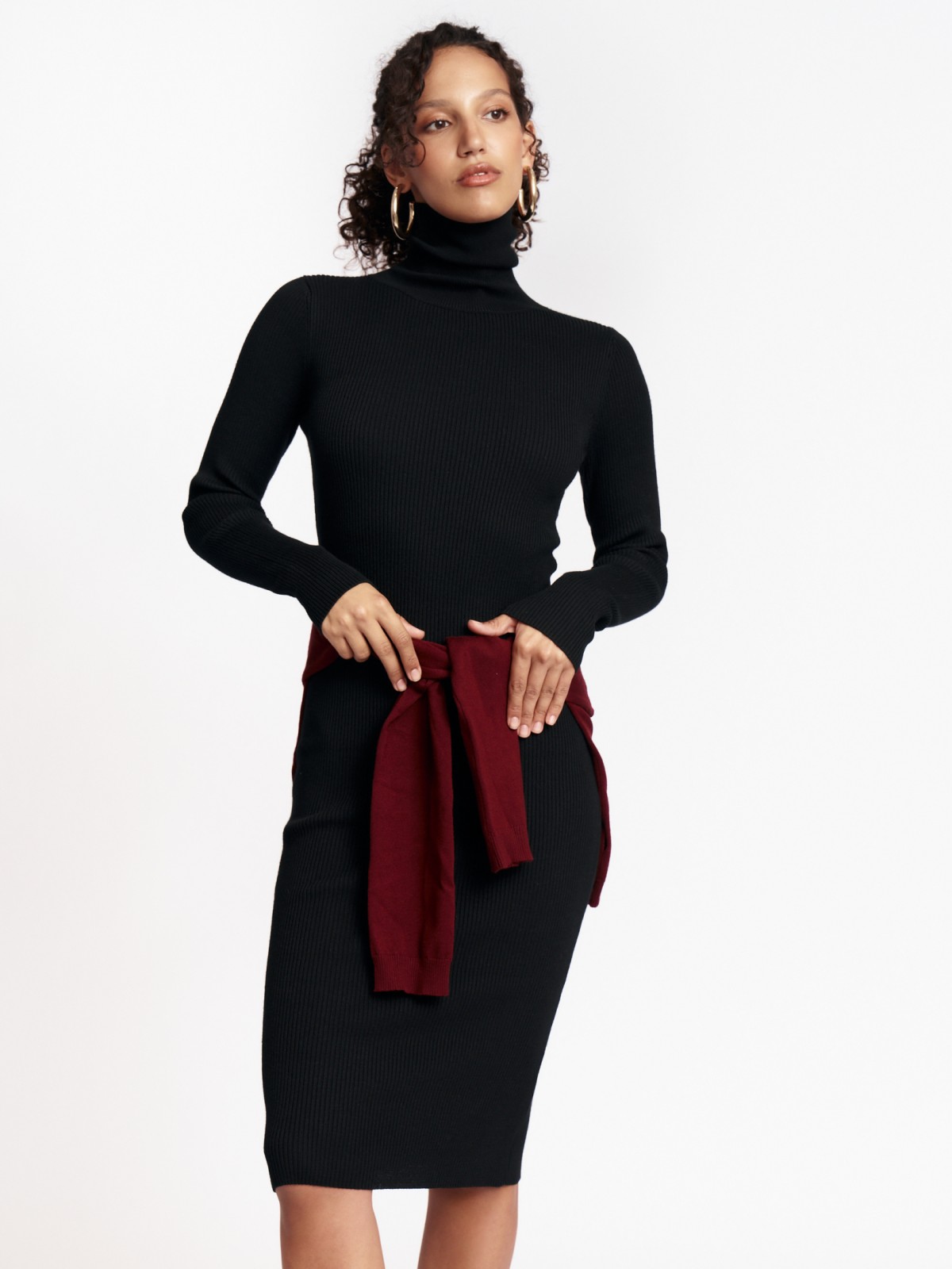 Трикотажное платье-лапша миди с высоким горлом