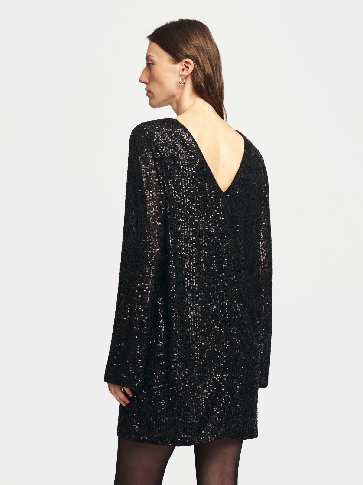 Платье мини с пайетками и вырезом на спине